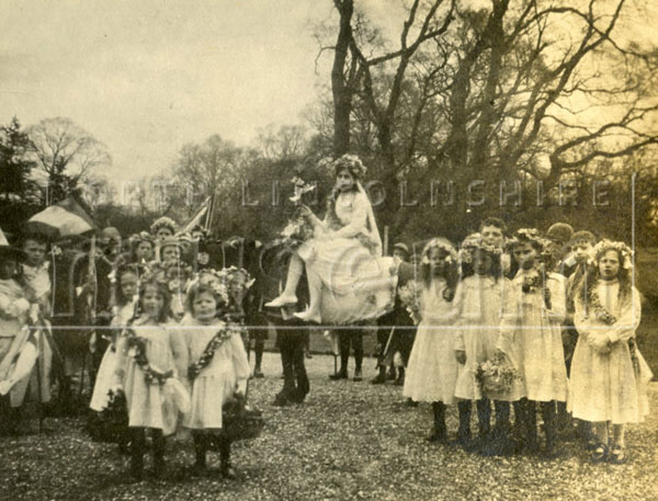 Village children from Theddingworth celebrate May Day at Hothorpe, 1st May 1916.