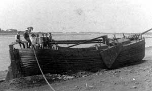 Humber sloop on the Trent foreshore at Alkborough, c.1900-1905.